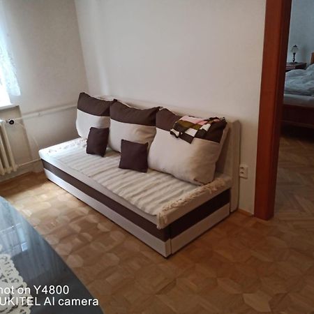 Byt - Apartman - Robotnicka Братислава Экстерьер фото